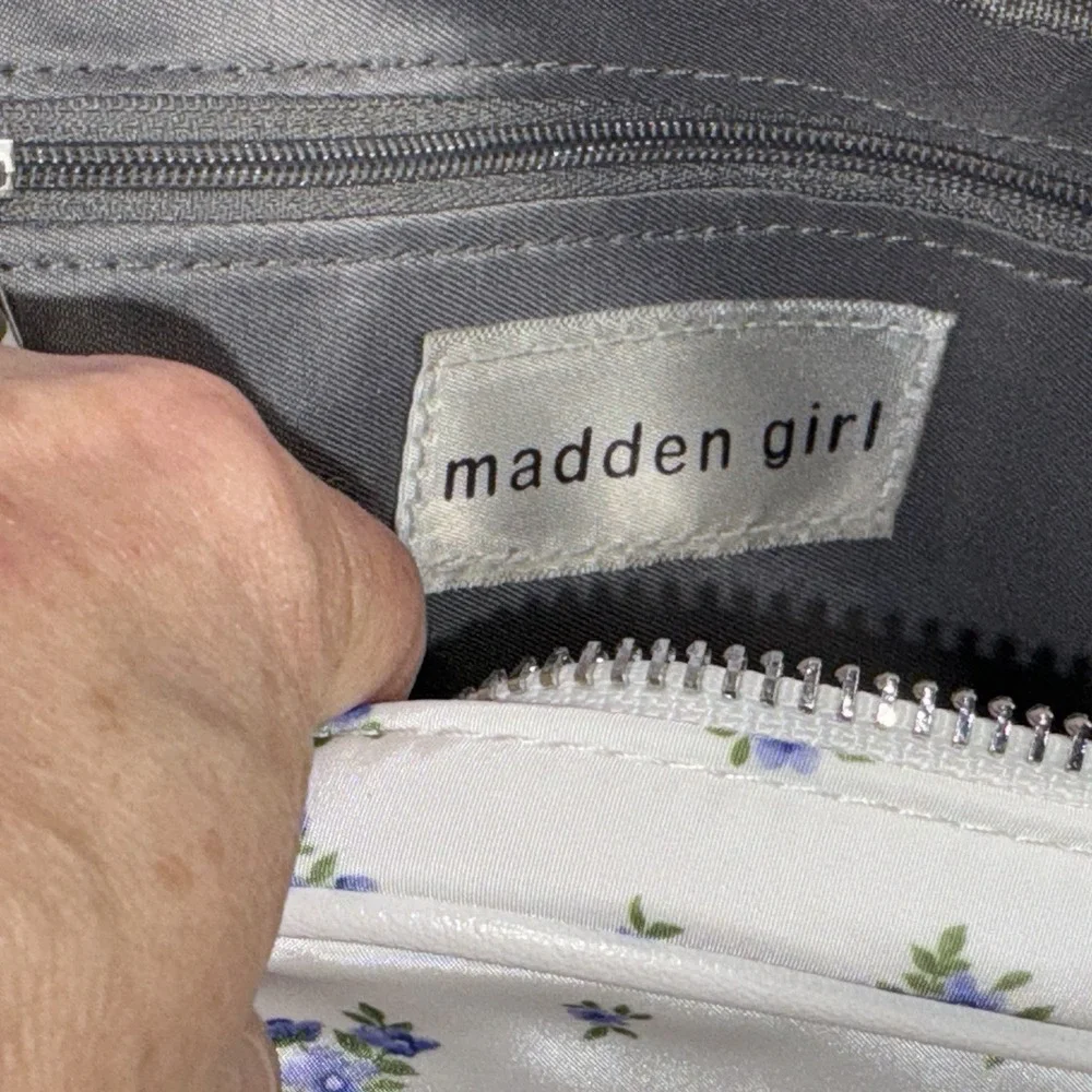 Madden girl Belt Bag Whit With Little Blue Flowers White Strap Grey Interior 8x6